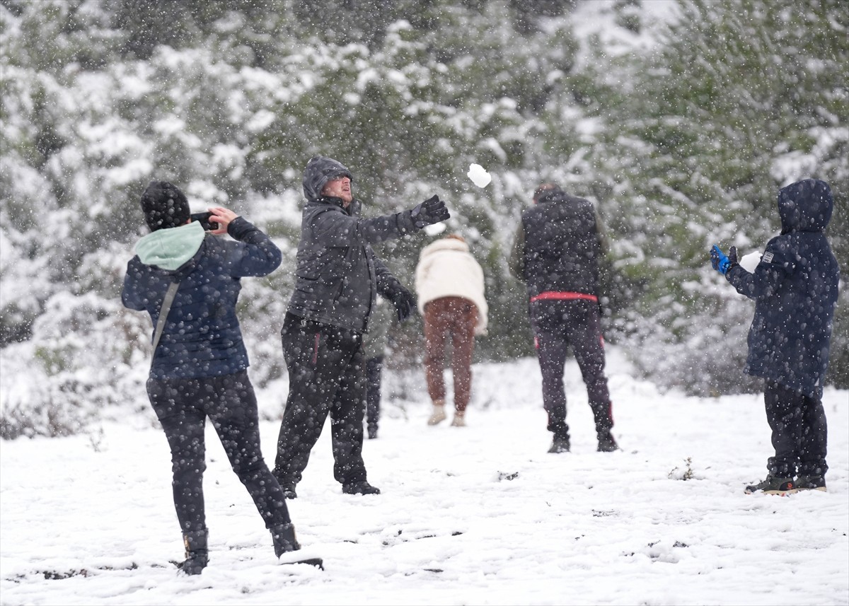 İzmir'in Bornova ilçesine bağlı 650 metre rakımlı Beşyol Mahallesi, sabah saatlerinde etkili olan...
