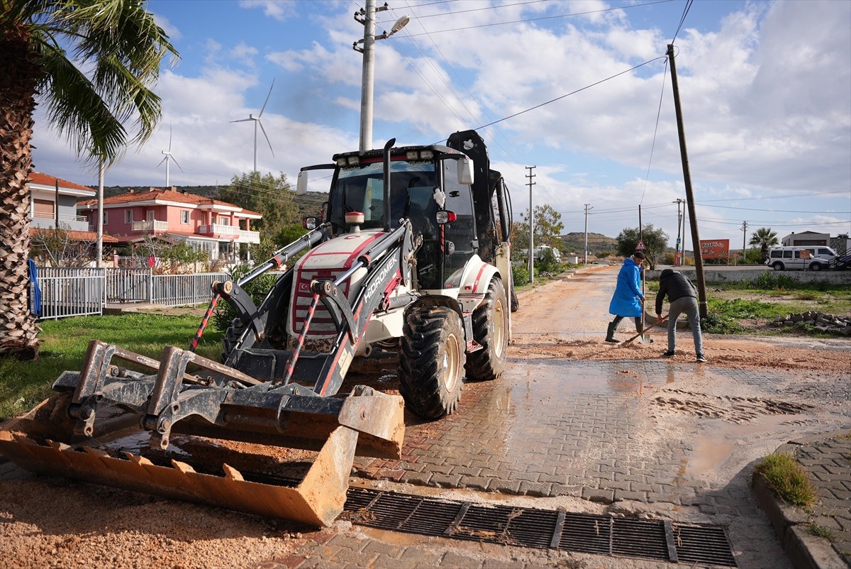 İzmir'in Çeşme ilçesinde etkili olan kuvvetli sağanak ve sis yaşamı olumsuz etkiliyor.