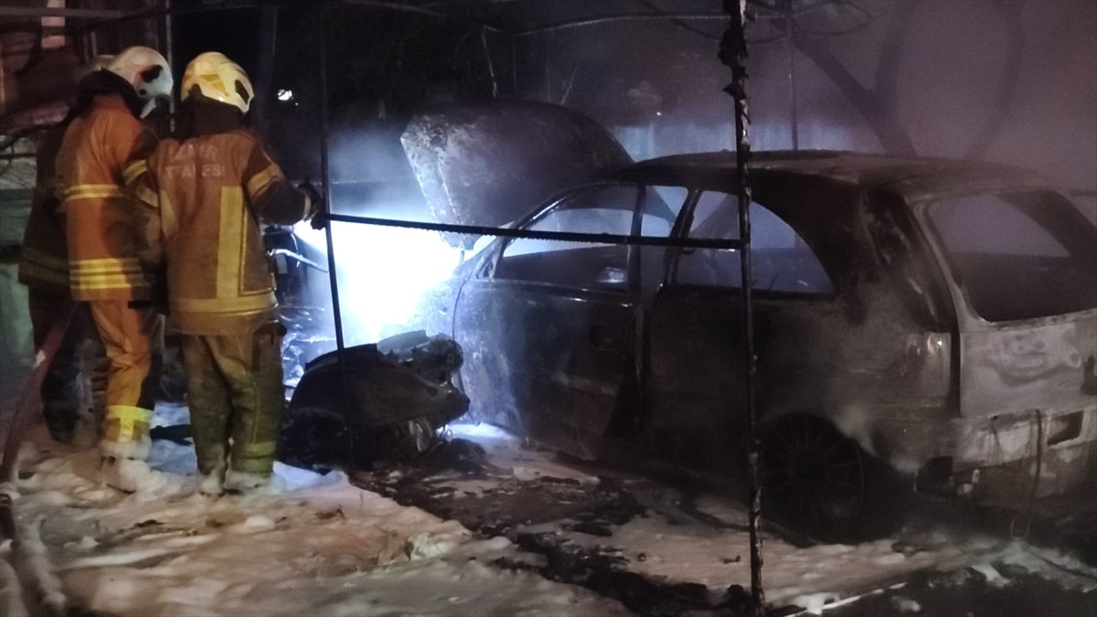 İzmir'in Ödemiş ilçesinde kundaklandığı öne sürülen park halindeki otomobille iki motosiklet...