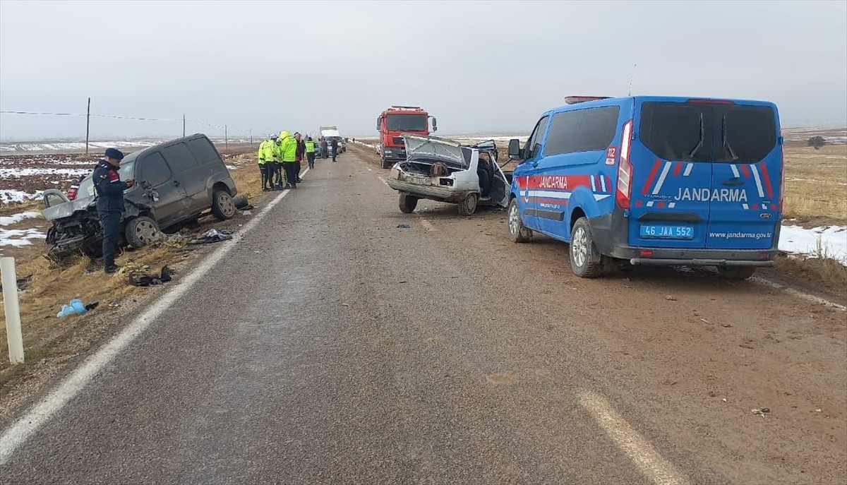 Kahramanmaraş'ın Elbistan ilçesinde otomobille hafif ticari aracın çarpıştığı kazada bir kişi...