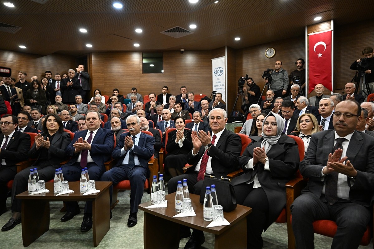 Kamu Başdenetçisi (Ombudsman) seçilen Mehmet Akarca (ortada), Kamu Denetçiliği Kurumunda...