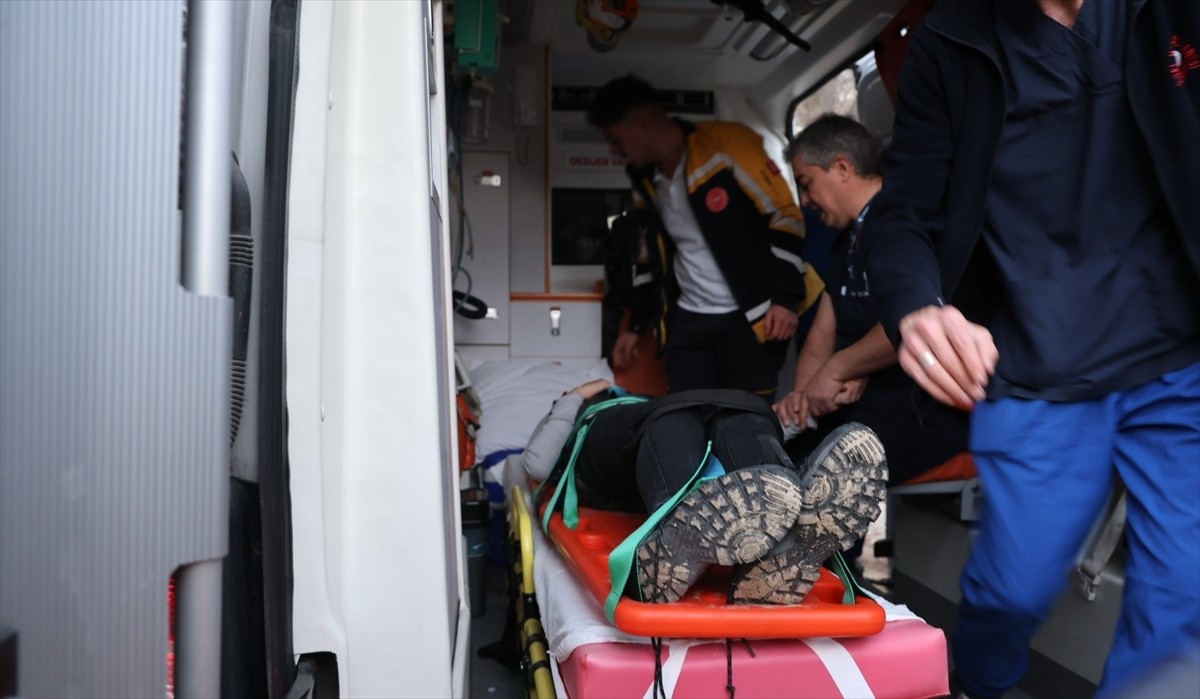 Kapadokya'da vadi yürüyüşü sırasında peribacalarının arasına düşen Rus turist hastanede tedavi...