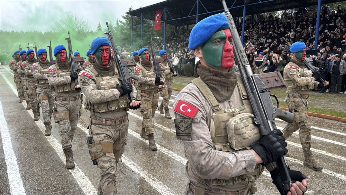 Karabük'te 36. dönem temel eğitimlerini tamamlayan 2 bin 140 uzman erbaş için tören düzenlendi....