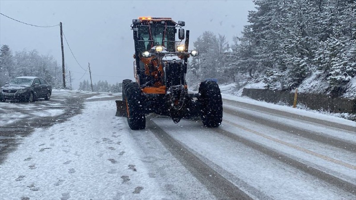 Karabük'te öğle saatlerinde başlayan yağmur, yüksek kesimlerde yerini kar yağışına bıraktı....
