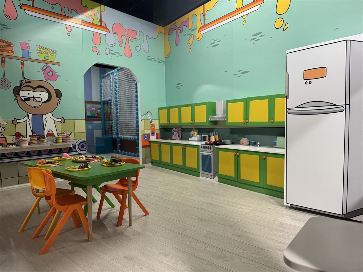 Karikatürist ve yazar Varol Yaşaroğlu'nun kaleme aldığı çocuk karakteri "Kral Şakir"in ilk temalı...