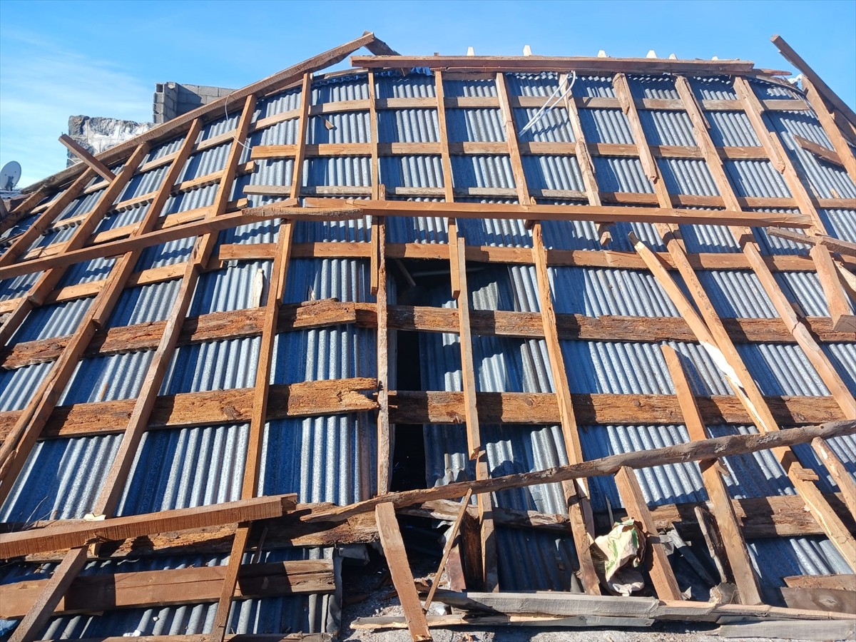 Kars'ın Selim ilçesinde etkili olan şiddetli rüzgar bazı evlerin çatılarına zarar verdi.