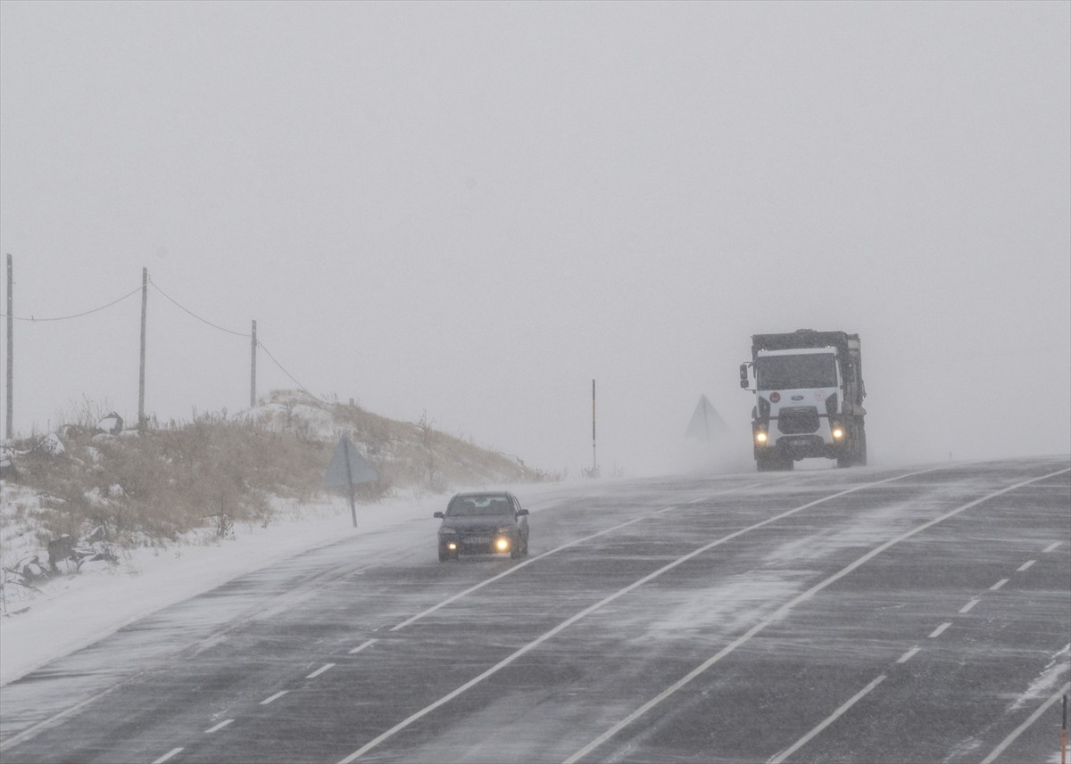 Kars'ta kar yağışı ve tipi nedeniyle ulaşım güçlükle sağlanıyor. Kentte dün başlayan ve...