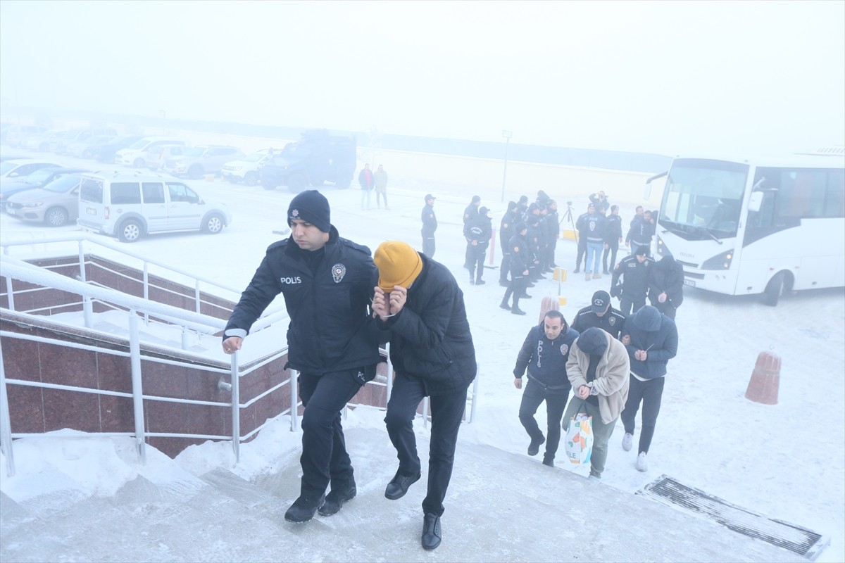 Kars merkezli 8 ilde düzenlenen eş zamanlı operasyonda sosyal medyadan giysi satma vaadiyle...