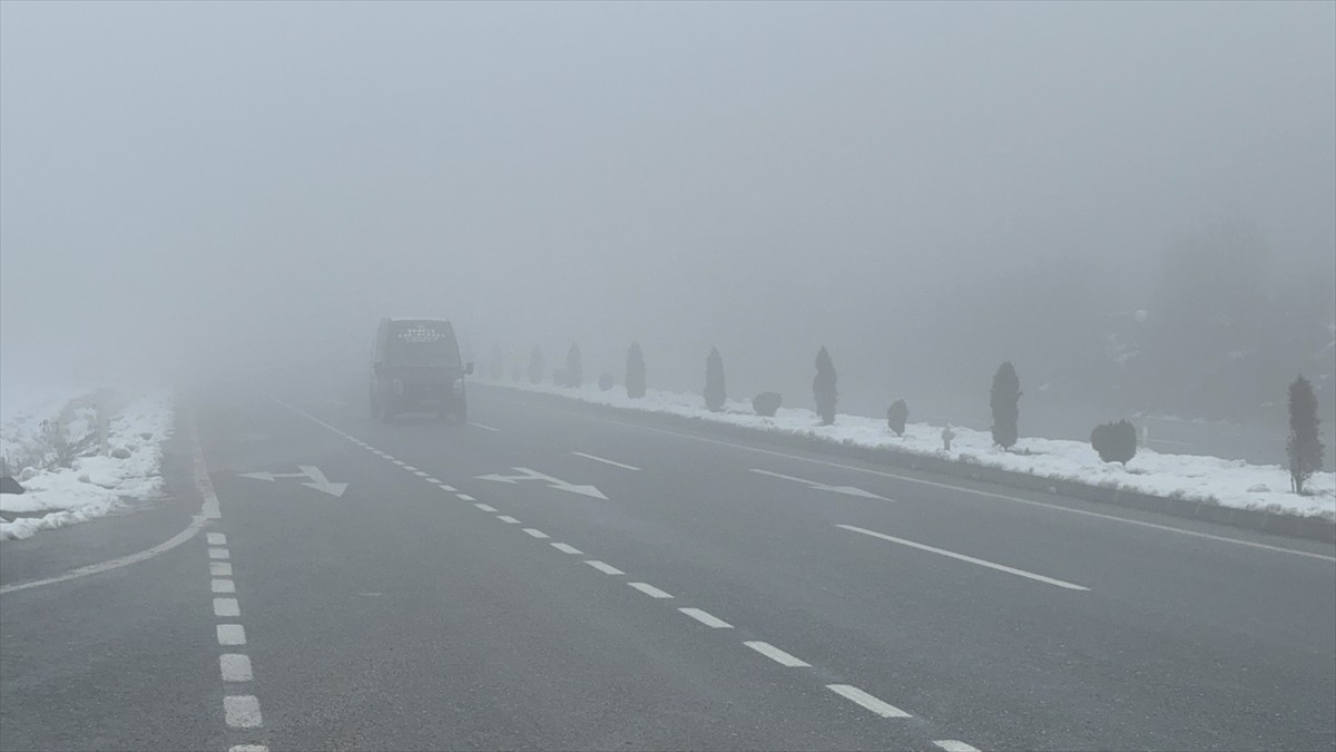Kastamonu'da İstanbul yolu ile D-765 kara yolunun Ilgaz Dağı kesiminde sis etkisini sürdürdü.