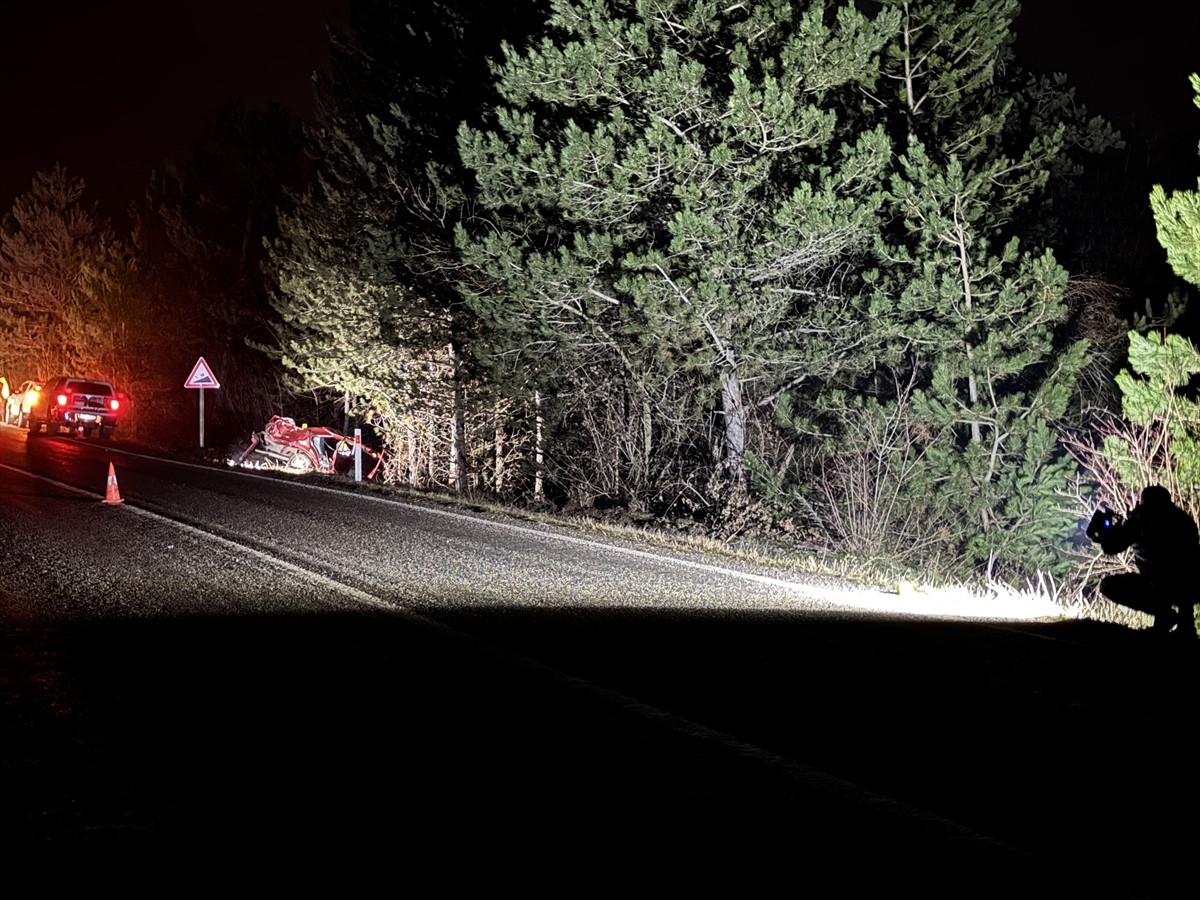 Kastamonu'da yol kenarındaki çam ağaçlarına çarpan otomobildeki 1 kişi öldü, 1 kişi yaralandı....