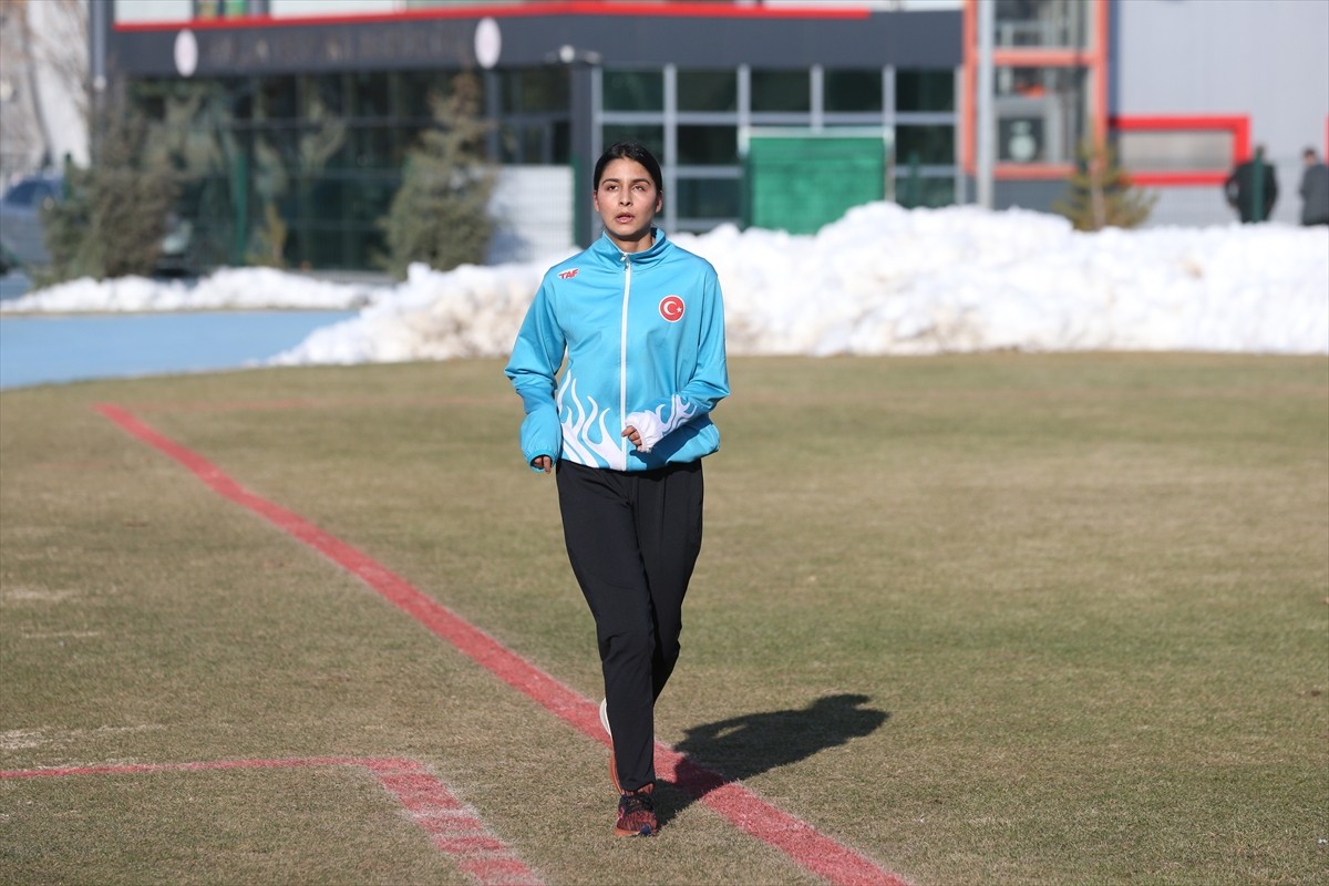 Kayseri'de antrenmana katılan arkadaşına eşlik etmek için gittiği pistte atletizme başlayan görme...