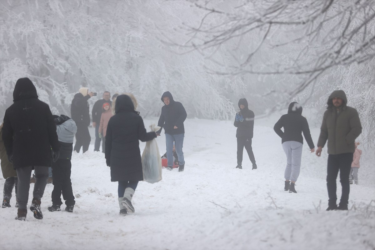 Kırklareli'nin yüksek kesimlerinde etkili olan karın ardından birçok kişi, çocuklarıyla kartopu...