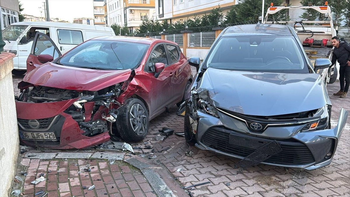  Kocaeli'nin Gebze ilçesinde iki otomobilin çarpışması sonucu 1'i çocuk 3 kişi yaralandı. İhbar...