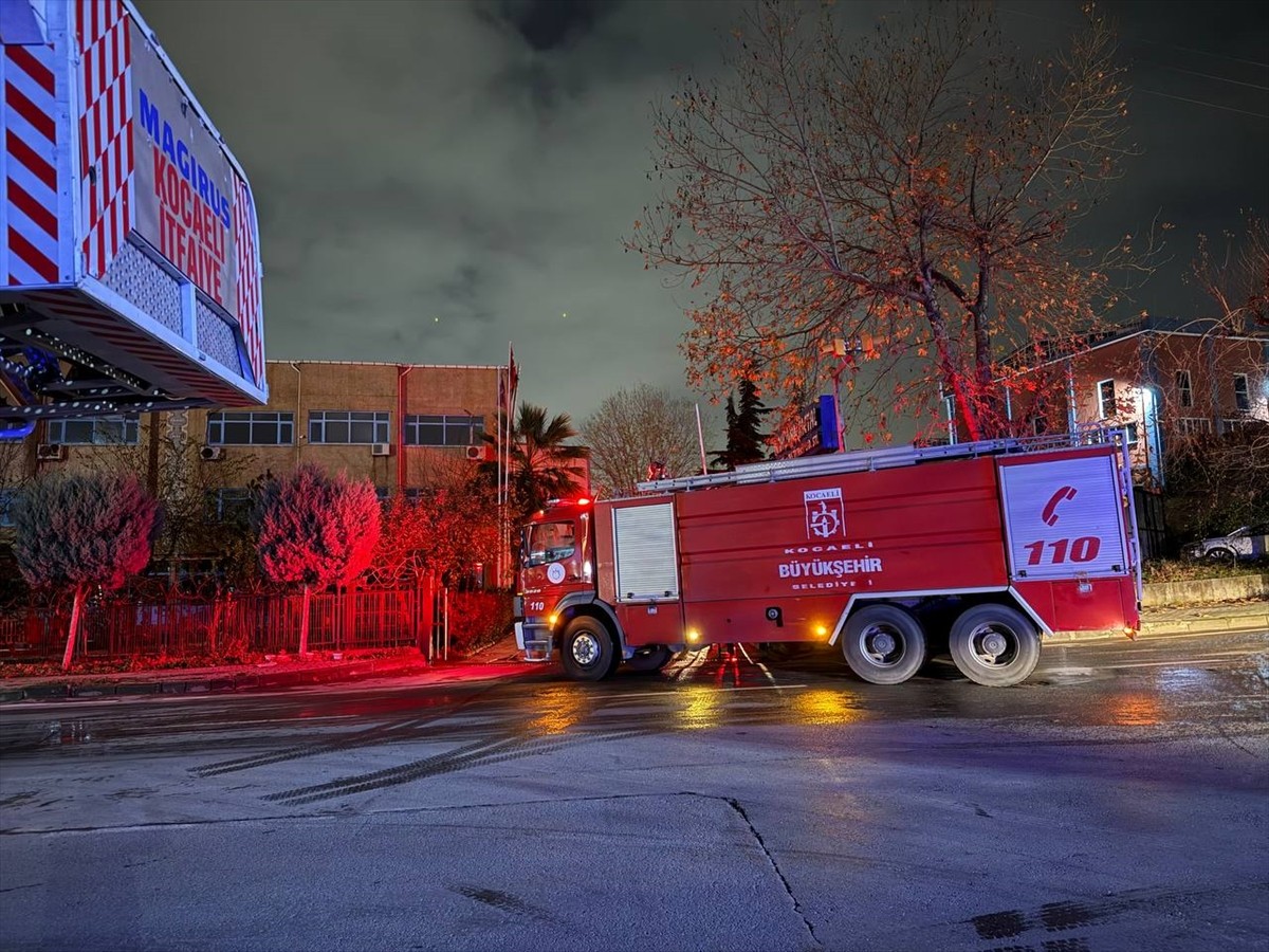 Kocaeli'nin Gebze ilçesinde kablo fabrikasında bakır eritme kazanında meydana gelen patlama sonucu...