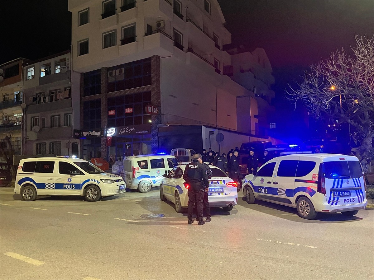 Kocaeli'nin Körfez ilçesinde drift yapan alkollü sürücü yaşanan kovalamaca sonucu polis aracına...