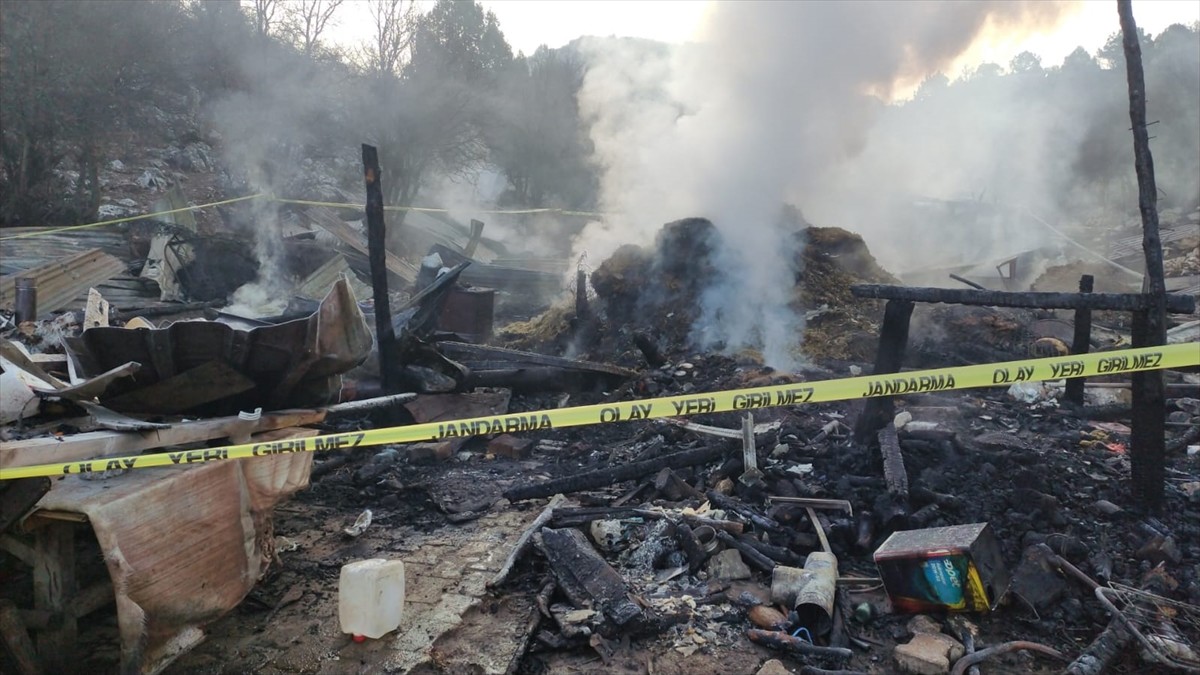 Konya'nın Beyşehir ilçesinde evde çıkan yangında karı koca hayatını kaybetti. Yangın, itfaiye...