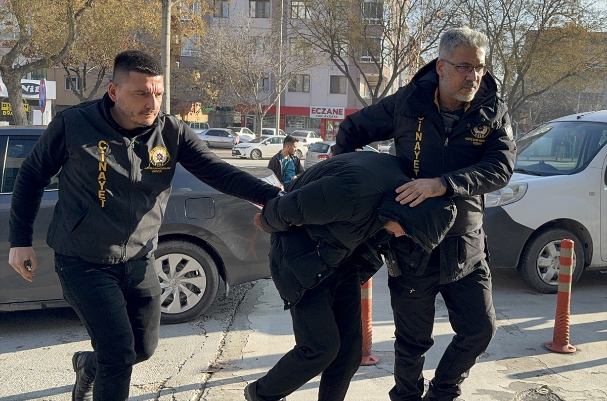 Konya'nın Karatay ilçesinde, trafikte çıkan kavgada genç taksicinin bıçaklanarak öldürülmesiyle...