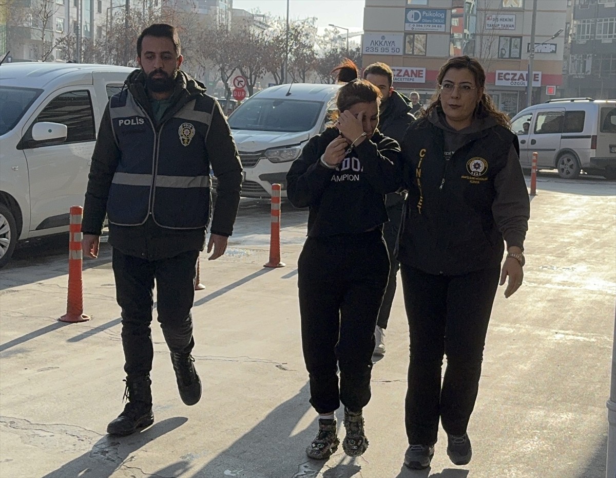 Konya'nın Karatay ilçesinde, trafikte çıkan kavgada genç taksicinin bıçaklanarak öldürülmesiyle...