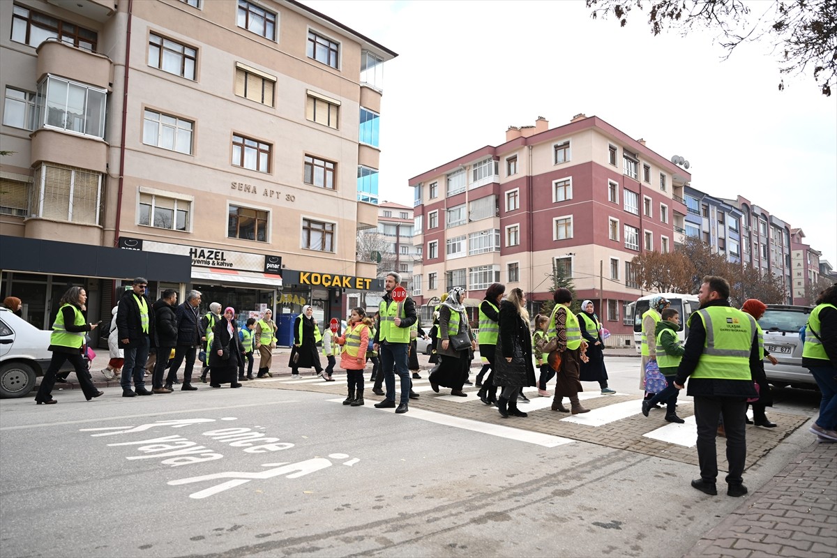 Konya Büyükşehir Belediyesi, çocukların bisikletle okula güvenli şekilde gitmelerini sağlamak...