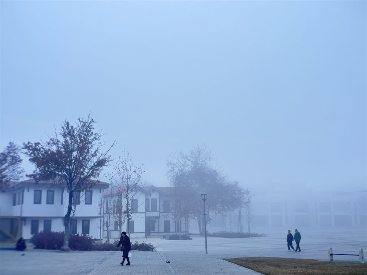 Konya kent merkezinde gece yarısından itibaren görülen yoğun sis, sabah da etkisini sürdürdü....