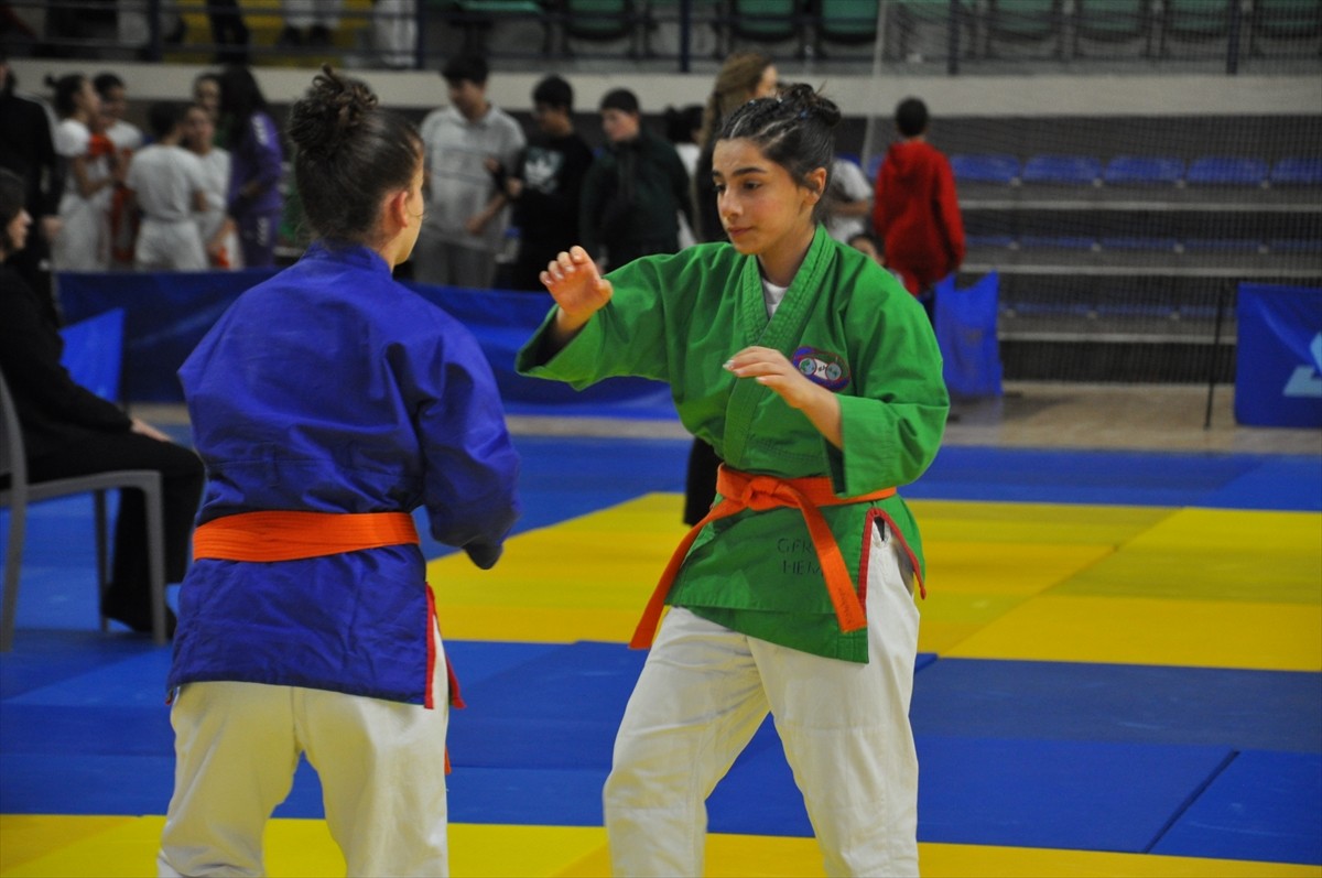 Kütahya'da düzenlenen Yıldızlar Takımlar Türkiye Kuraş Şampiyonası başladı. Kütahya Yeni Spor...