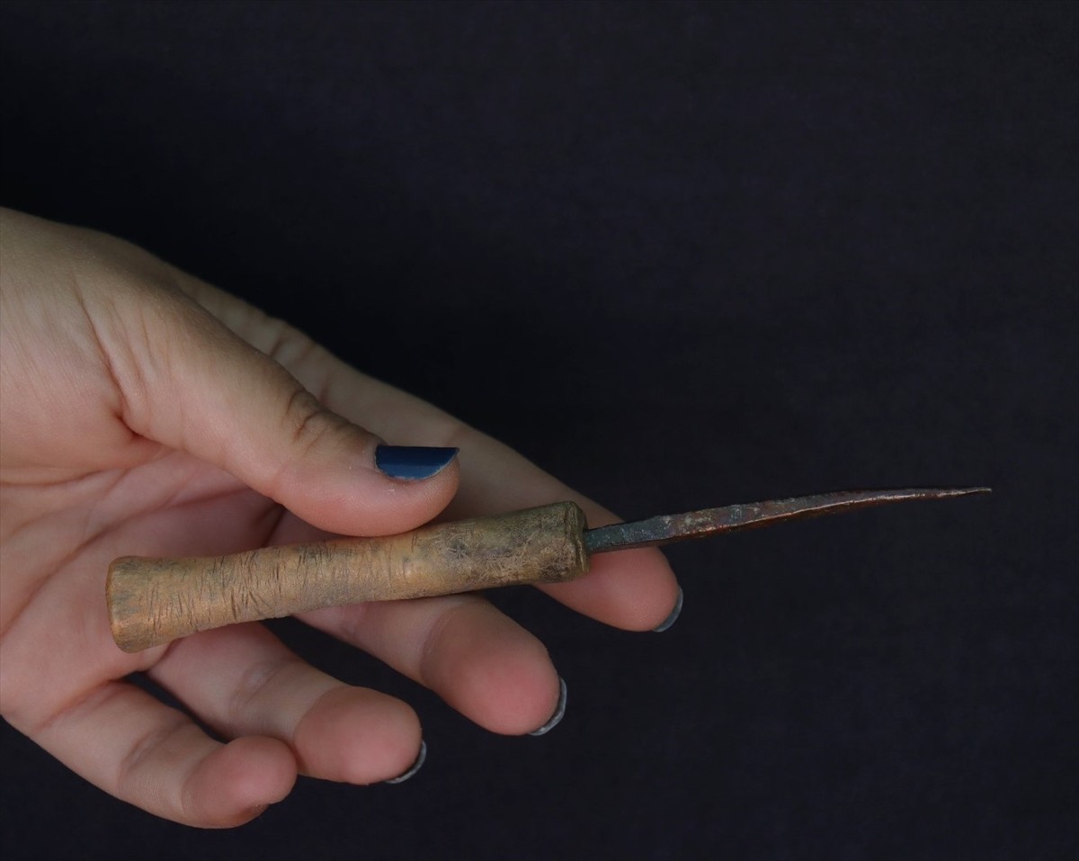 Kütahya'nın Tavşanlı ilçesinde devam eden arkeolojik kazıda, 3 bin 200 yıl öncesine ait tunçtan...