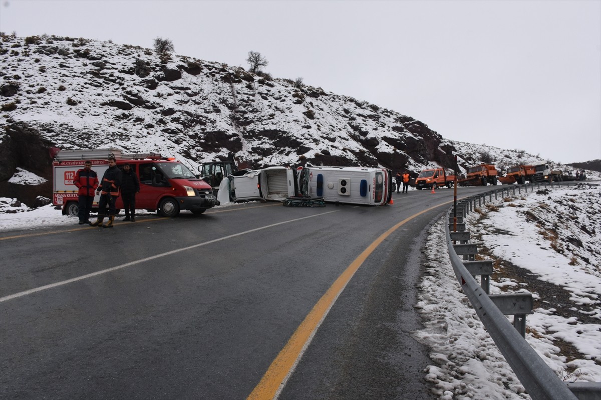 Malatya'da hasta taşıyan ambulans ile kamyonetin çarpışması sonucu 7 kişi yaralandı. İki araç da...