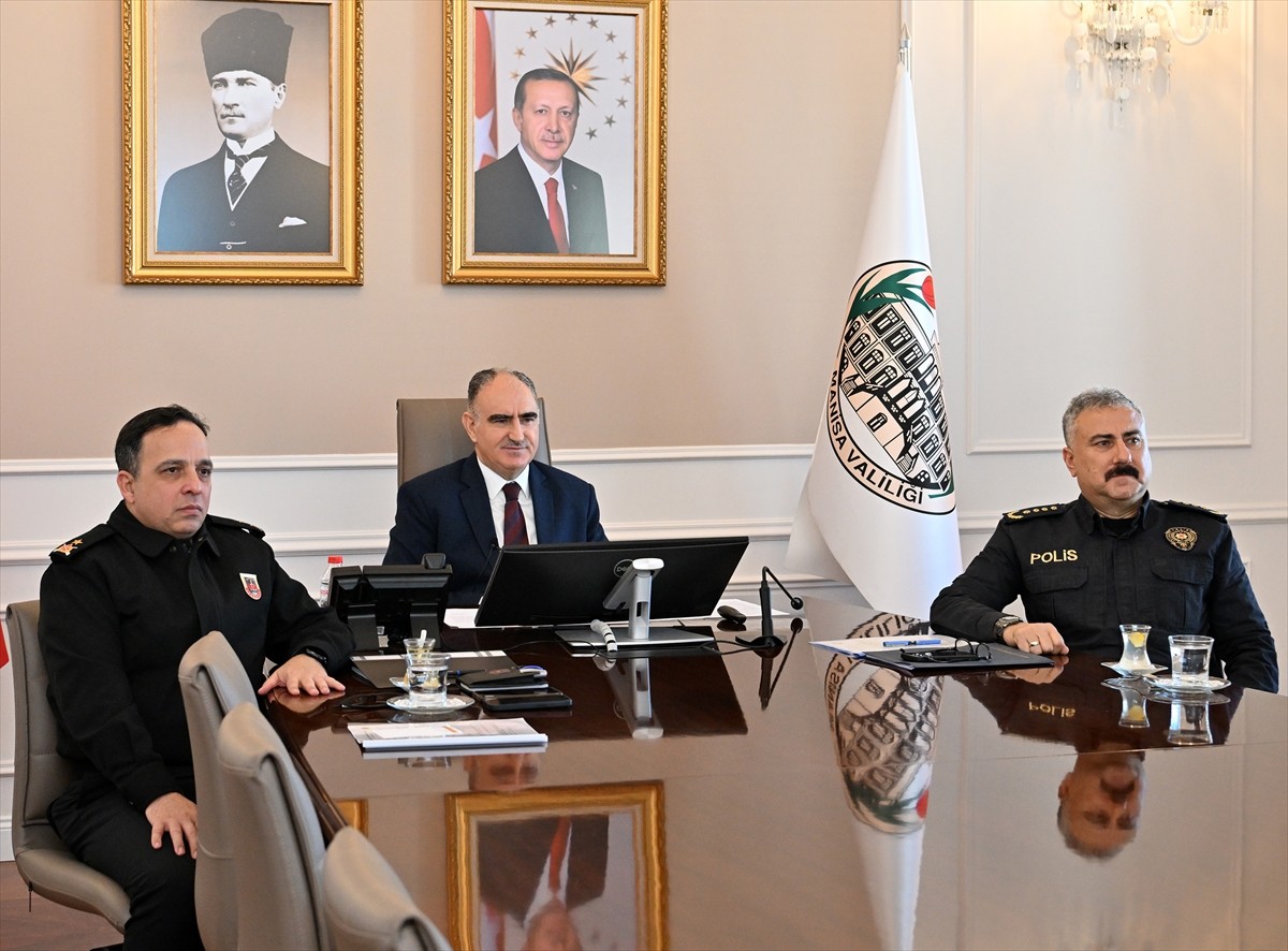 Manisa'da, yılbaşı tedbirleri kapsamında 3 bin 150 kolluk kuvveti görev yapacak. Manisa Valisi...