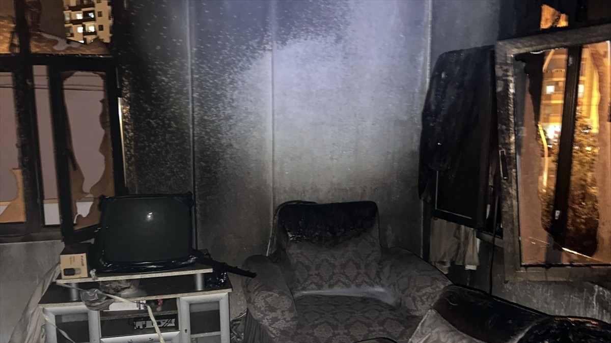  Mersin'in Tarsus ilçesinde bir evde çıkan yangında hasar oluştu, 3 kişi dumandan etkilendi.