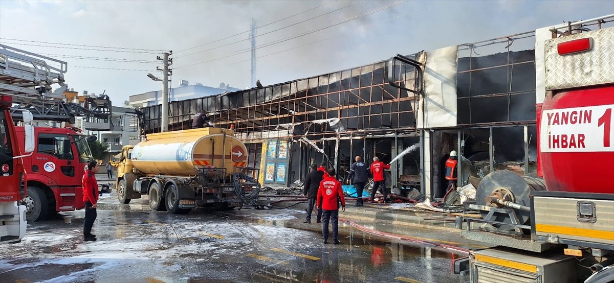 Mersin'in Tarsus ilçesinde çıkan yangın 2 markette hasara yol açtı. Büyükşehir Belediyesi itfaiye...