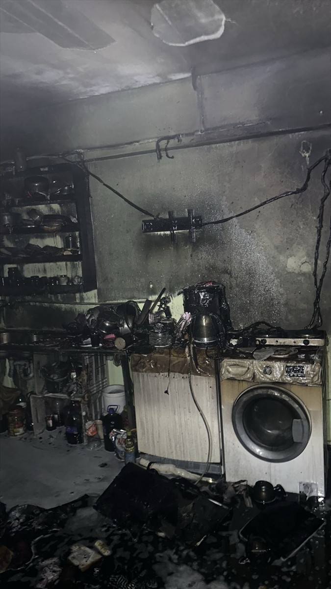 Mersin'in Tarsus ilçesinde narenciye paketleme fabrikasının lojmanında çıkan yangın itfaiye...