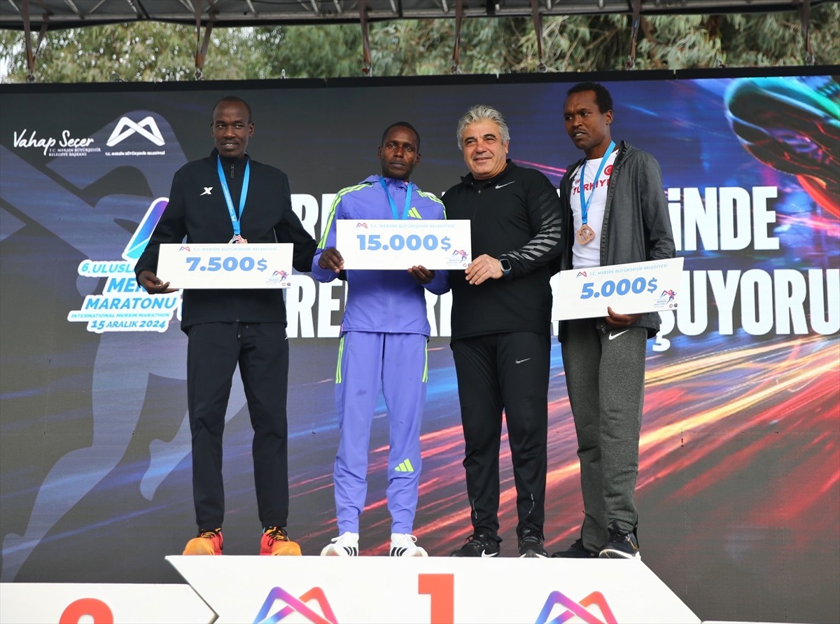 Mersin Büyükşehir Belediyesince organize edilen 6. Uluslararası Mersin Maratonu'nun 42...