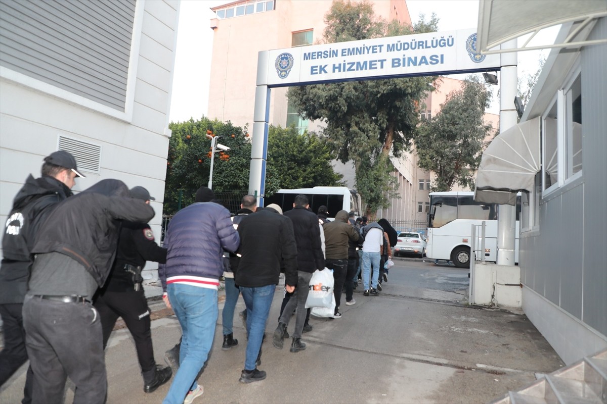 Mersin merkezli 3 ilde düzenlenen fuhuş operasyonlarında gözaltına alınan 18 şüpheliden 16'sı...
