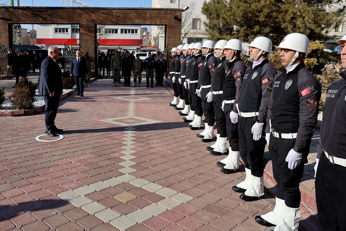 Milli Savunma Bakanı Yaşar Güler, Iğdır Valiliği'ne ziyarette bulundu. Bakan Güler, Valiliğe...