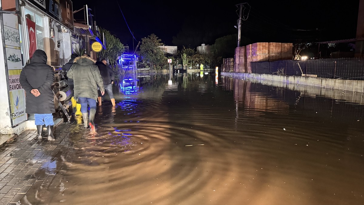 Muğla'nın Bodrum ilçesinde etkili olan sağanak nedeniyle evleri su bastı, bazı araçlar yolda...