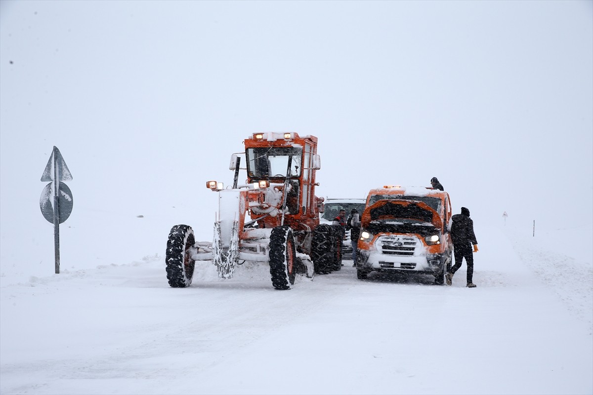Muş'ta yoğun kar ve tipi nedeniyle Muş-Kulp kara yolunda mahsur kalan 10 araçtaki yaklaşık 50 kişi...