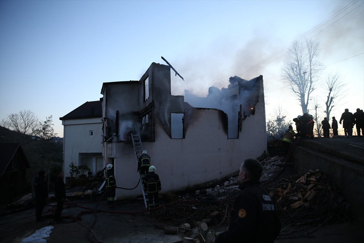 Ordu'nun Perşembe ilçesinde evde çıkan yangında 1 kişi öldü. Olay yerine 112 Acil Sağlık, itfaiye...