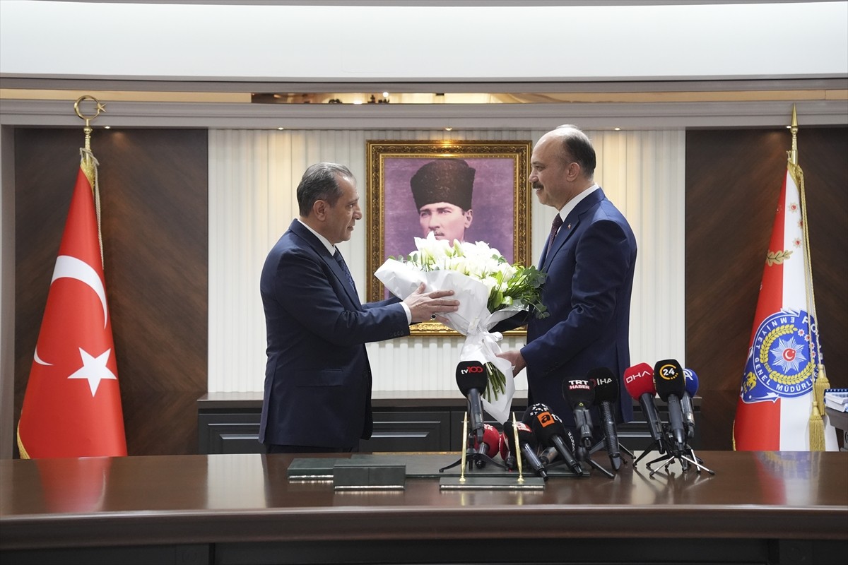 Resmi Gazete'de yayımlanan kararla İstanbul Emniyet Müdürlüğüne atanan Selami Yıldız (solda)...