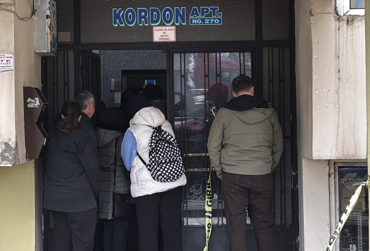 Rize'de şiddetli fırtınada sallandığı gerekçesiyle tahliye edilen apartmanın sakinleri, polis...