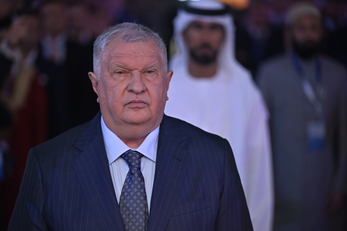 Rusya'nın en büyük petrol şirketi Rosneft'in Üst Yöneticisi (CEO) İgor Seçin, Birleşik Arap...