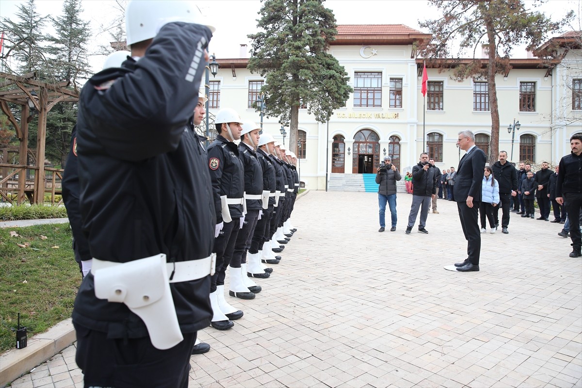 Sağlık Bakanı Kemal Memişoğlu (sağ 2), bir dizi program kapsamında geldiği Bilecik'te valiliği...