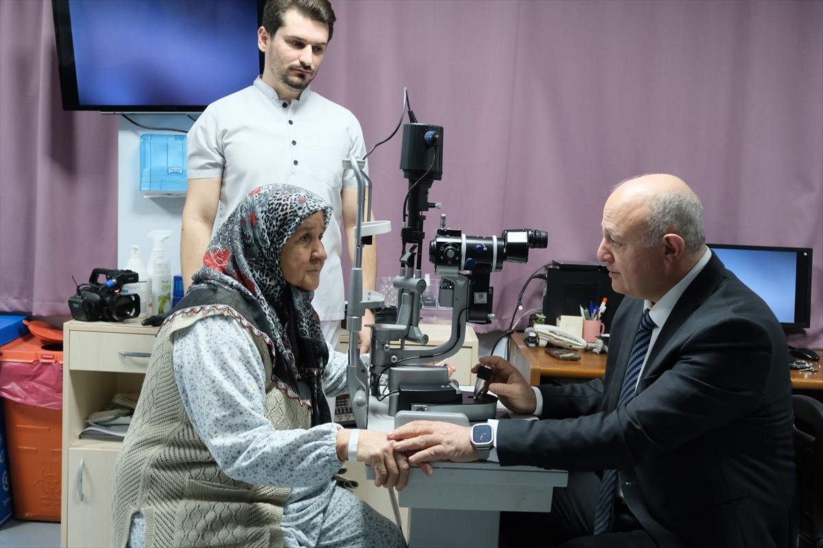 Sakarya'da sol gözünde görme kaybı olan 74 yaşındaki hastaya kornea nakli yapılarak yeniden görme...