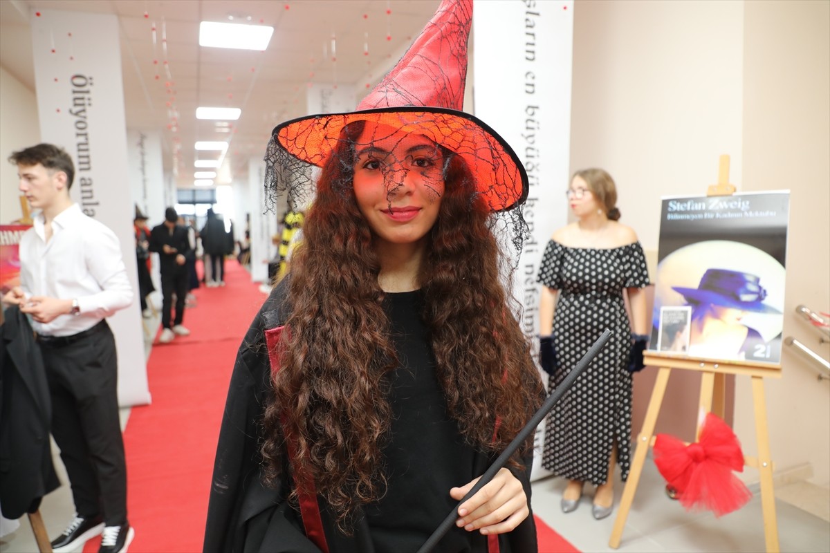 Sakarya'nın Karasu ilçesinde lise öğrencileri, sevilen roman karakterlerinin kostümlerini giyerek...