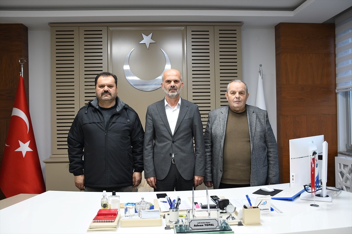 Samsun'da Ladik Belediye Başkanı Adnan Topal (ortada), Yeniden Refah Partisi'nden istifa ettiğini...