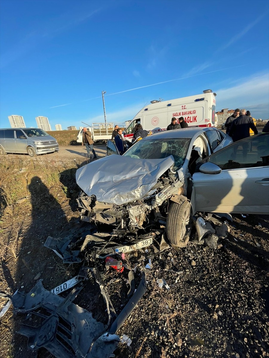 Samsun'un İlkadım ilçesinde öğrenci servisi ile otomobilin çarpışması sonucu 13 kişi...