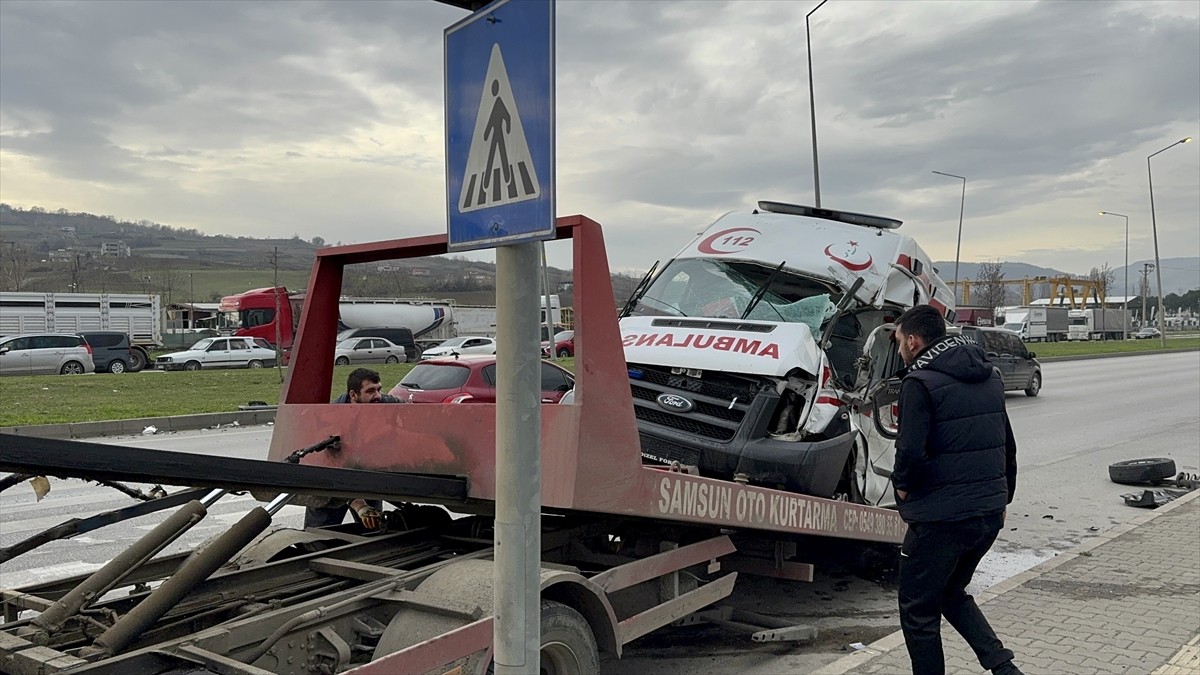 Samsun'un İlkadım ilçesinde tırla çarpışan ambulansın şoförü yaralandı, kaza güvenlik kamerasınca...