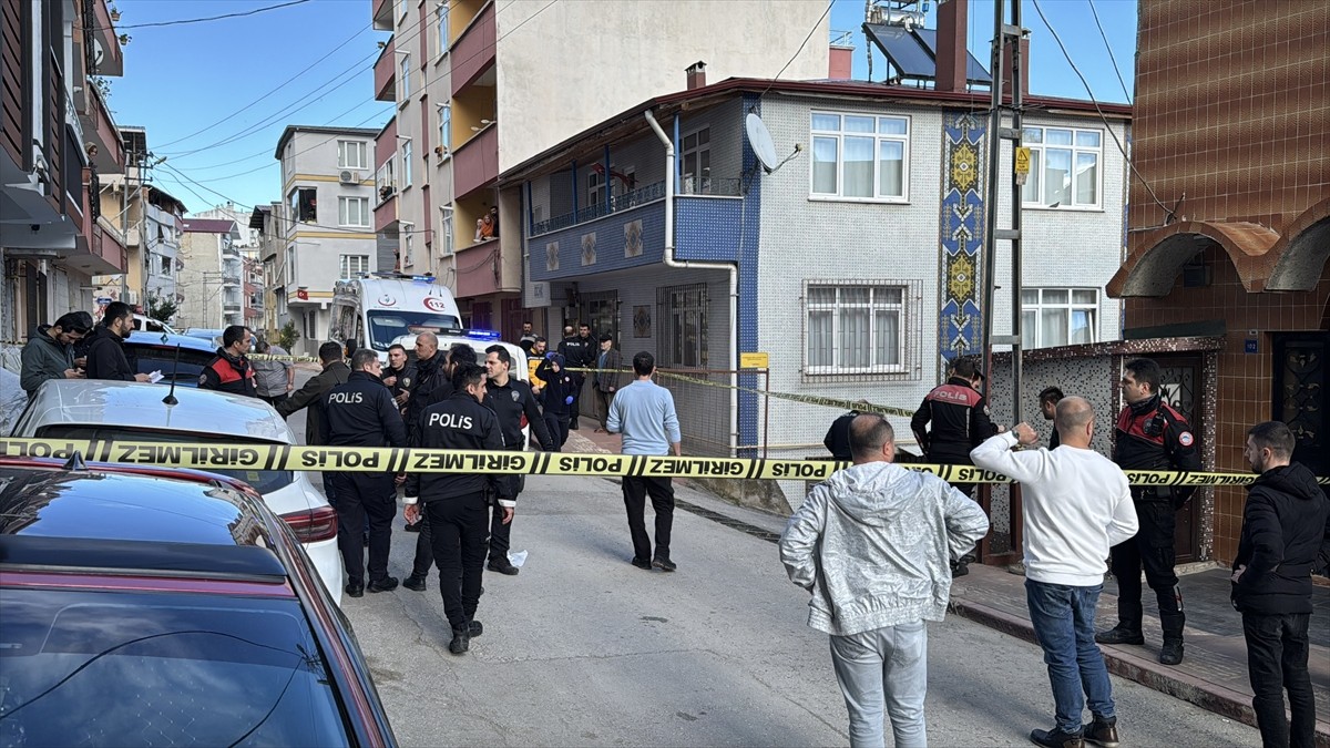 Samsun'un merkez İlkadım ilçesinde bir kişi miras dolayısıyla çıkan kavgada 2 akrabasını silahla...