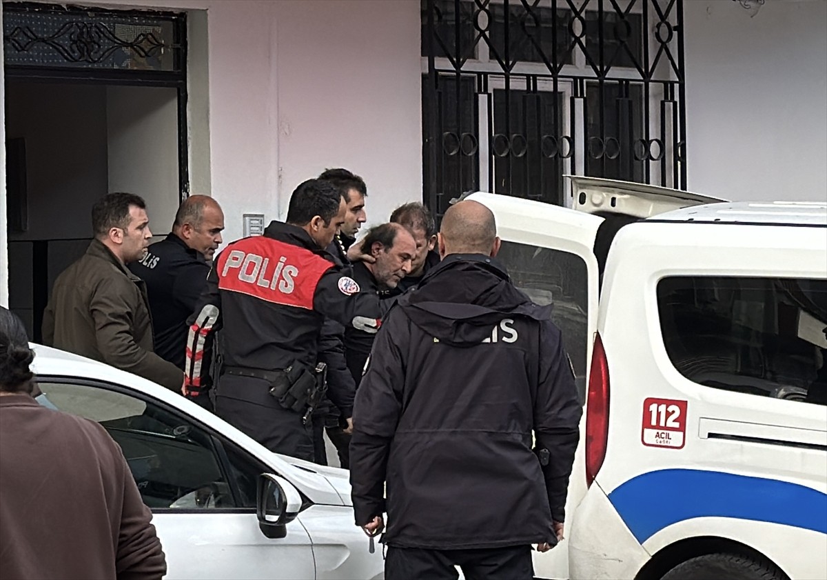 Samsun'un merkez İlkadım ilçesinde bir kişi miras dolayısıyla çıkan kavgada 2 akrabasını silahla...