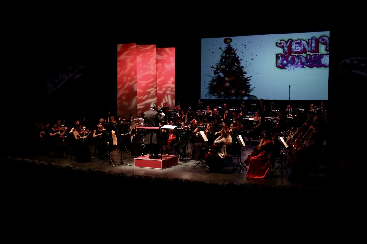 Samsun Devlet Opera ve Balesi (SAMDOB), "Yeni Yıl Konseri" düzenledi. Atatürk Kültür Merkezi Aydın...