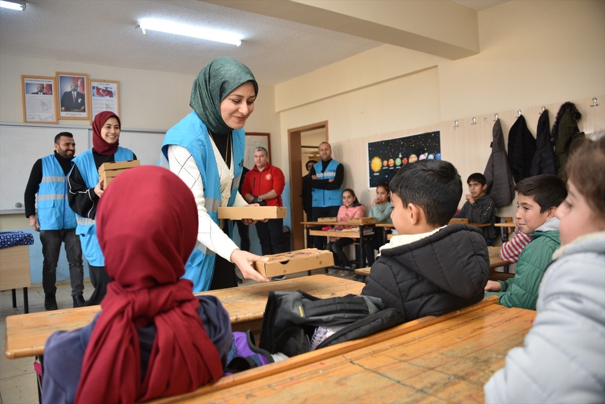 Şanlıurfa'nın Siverek ilçesinde Türkiye Gençlik Vakfı (TÜGVA) ve bir pizza işletmecisi tarafından...
